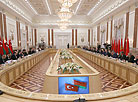 Talks with the participation of official delegations