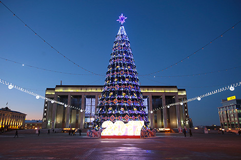 Новый год-2017: Беларусь засверкала праздничными огнями