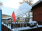 Валанцёры БРСМ у Віцебскай вобласці дапамагаюць з прыбіраннем снегу
