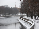 Снежное утро в Минске: вид на знаменитый Дом под шпилем и набережную Свислочи 