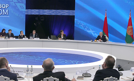 Alexander Lukashenko meets with journalists and experts