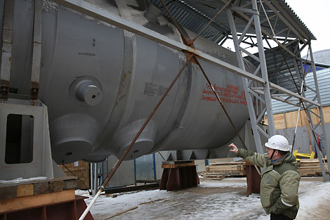 Preparations to install a reactor pressure vessel at Belarusian nuclear power plant
