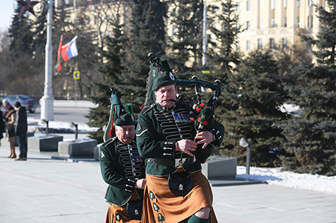 Выступление британских волынщиков на площади Победы в Минске