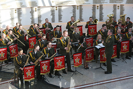 British pipers perform together with the Belarusian army orchestra in Minsk 