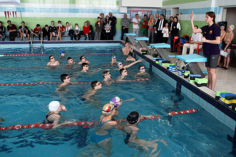 Aleksandra Gerasimenya gives classes for young swimmers in Mogilev