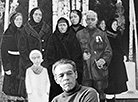 Міхаіл Савіцкі ля сваёй новай карціны "Гадавіна спаленай вёскі". 24 жніўня 1984 года