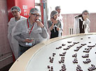 Chinese journalists visit Kommunarka confectionery factory