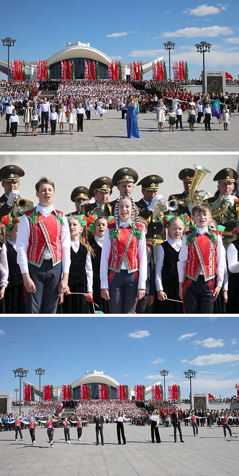 Тысячи человек исполнили Государственный гимн на площади Государственного флага в Минске
