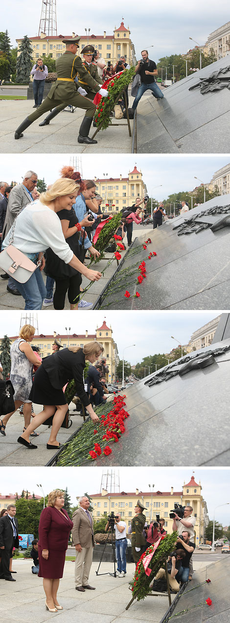 Participants of Russian Press Congress lay flowers at Victory Monument in Minsk