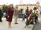 Участники Всемирного конгресса русской прессы возложили цветы к монументу Победы