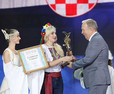 Церемония награждения победителей на гала-концерте закрытия фестиваля в Витебске