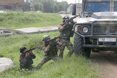 Белорусские и китайские спецназовцы отработали приемы борьбы с террористами