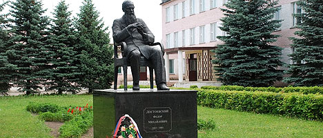 Памятник Фёдору Достоевскому в деревне Достоево