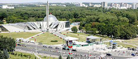 Панорама проспекта Победителей. Праздничное шествие в День Независимости