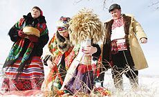 Folk ritual Pull the Kolyada Up the Oak