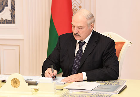 Lukashenko signs resolution on state border protection in 2018