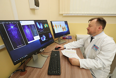 Belarus president praises Belarusian oncologists
