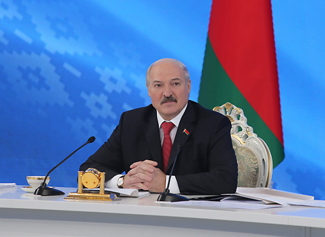 Belarus president spends 7 hours, 20 minutes talking to mass media, general public representatives