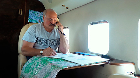 Lukashenko inspects progress in harvest campaign from helicopter