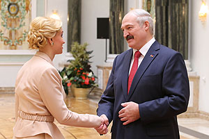 Belarus president praises women’s contribution to national cultural legacy
