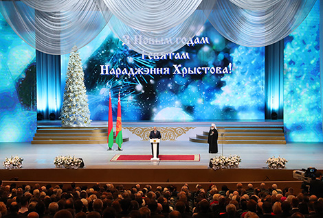 Lukashenko awards outstanding Belarusians