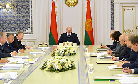 Belarus president hosts government conference to discuss national economy development