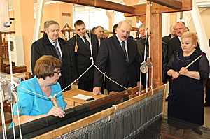 Belarus president approves of revived Slutsk belts
