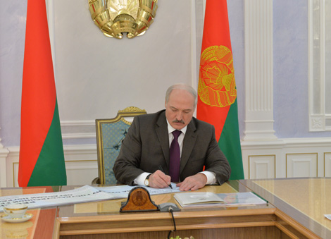 Lukashenko approves resolution on Belarus' border protection in 2017