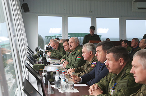 Lukashenko observes Zapad 2017 army exercise at Borisovsky exercise area