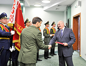 Lukashenko presents banner to OAC