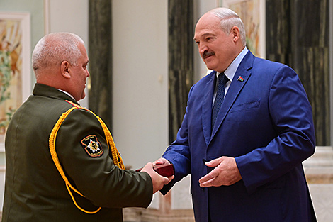 Lukashenko presents awards in recognition of perseverance through 2020 turmoil