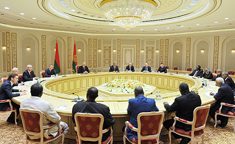 Лукашенко: Беларусь всерьез настроена на успешное воплощение совместных проектов с Суданом