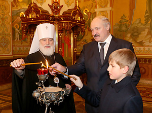 Александр Лукашенко в Рождество посетил Храм-памятник в честь Всех Святых в Минске