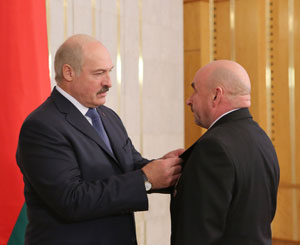 Александр Лукашенко в канун Первомая вручил госнаграды представителям различных сфер деятельности