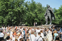 Сотни цветов возложили к памятнику Янке Купале в Минске