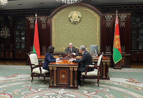 Лукашенко на встрече с Сергеенко и Кочановой анонсировал контакты с руководством России