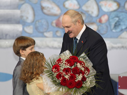 А.Лукашенко: в Беларуси стараются окружить заботой каждого ребенка