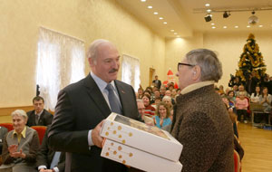 Лукашенко: Дети и старики - главная забота государства