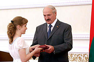 Лукашенко призывает молодежь гордиться Беларусью, беречь ее независимость и суверенитет