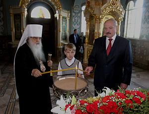 Александр Лукашенко в праздник Пасхи посетил храм-памятник в честь Всех Святых в Минске