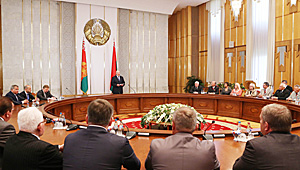 Александр Лукашенко вручил госнаграды заслуженным людям Беларуси