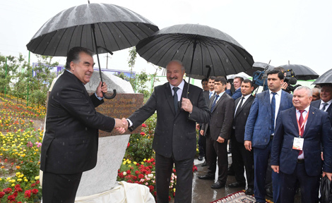 Лукашенко и Рахмон официально открыли сборочное производство белорусской сельхозтехники в Таджикистане