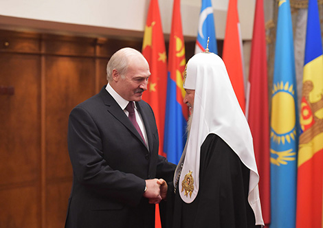 Лукашенко подарил Патриарху Кириллу Слуцкий пояс и картину с изображением храма в Бресте