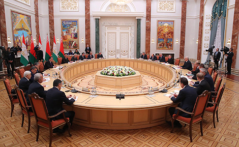 Лукашенко и Рахмон договорились выработать дорожную карту развития белорусско-таджикских отношений
