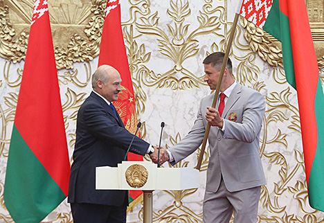 Лукашенко вручил Государственный флаг капитану белорусской спортивной делегации на Олимпиаде в Рио Александру Богдановичу