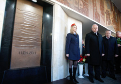 В Минске почтили память жертв взрыва в метро и открыли мемориальный знак