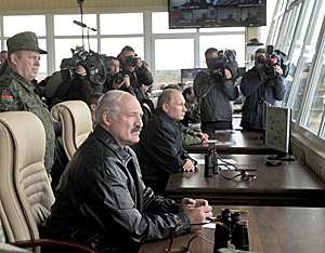 Александр Лукашенко и Владимир Путин наблюдают за завершающим этапом учения 