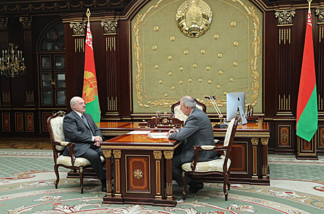 Лукашенко требует активнее развивать импортозамещение и бороться с посредничеством