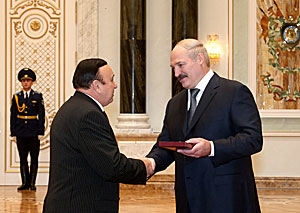 Президент Беларуси вручил государственные премии и награды заслуженным людям страны