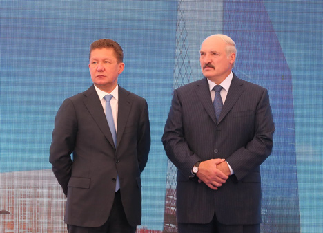 Лукашенко и Миллер заложили капсулу на месте строительства комплекса 